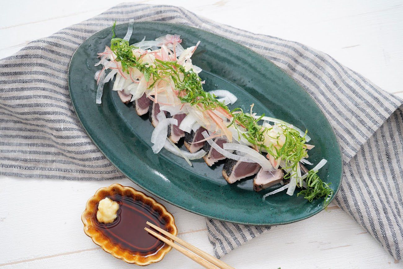 シンプル料理が華やかに プロが教える カツオのたたきの盛り付けポイント ファンファン福岡