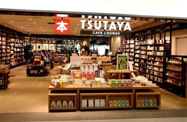 ラウンジは60席 Tsutaya Bookstore福岡空港 ファンファン福岡