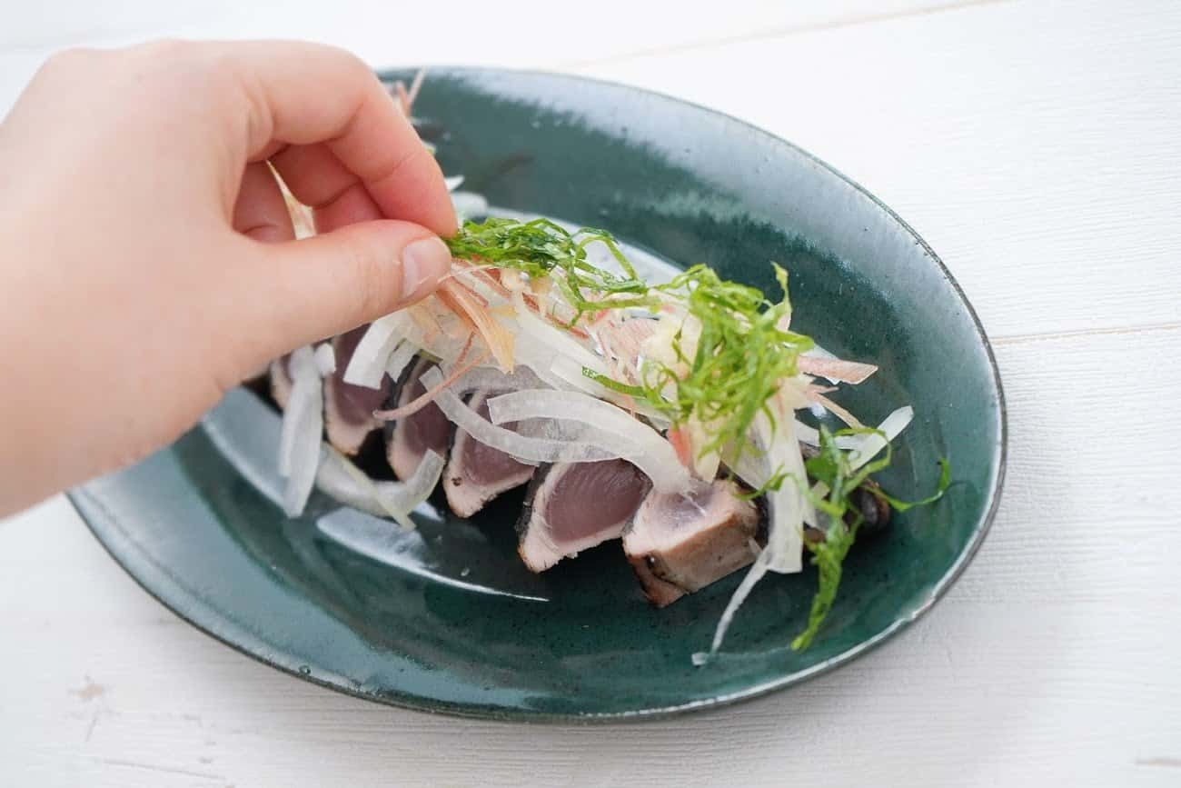 シンプル料理が華やかに プロが教える カツオのたたきの盛り付けポイント ファンファン福岡